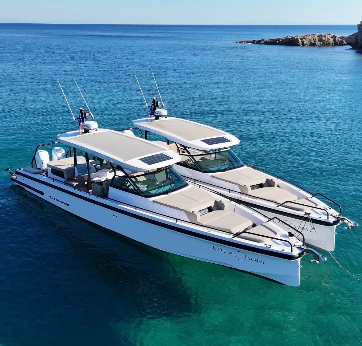 Axopar Brabus 37 SunTop σκάφος στη θάλασσα